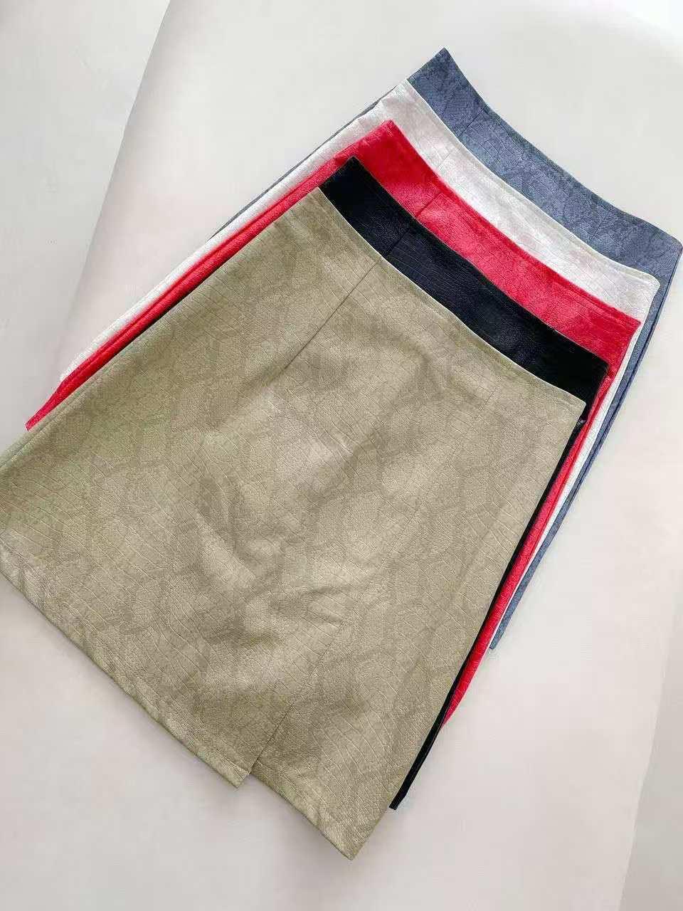 Mini saia couro cobra